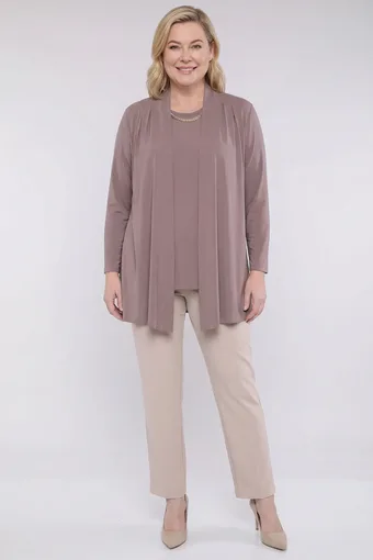 Tunica beige con cardigan e decorazione
