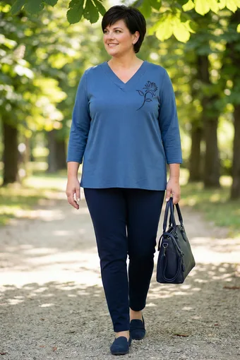 Tuta blu e blu navy con scollo a V