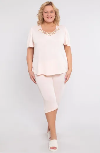 pigiama beige chiaro con pizzo sullo scollo