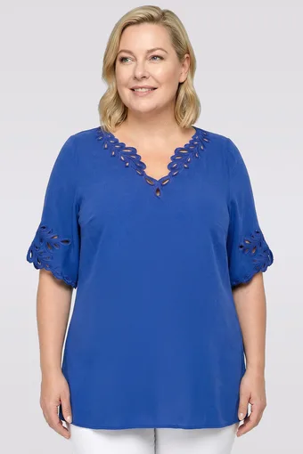 Blusa blu fiordaliso con maniche e scollo decorativi