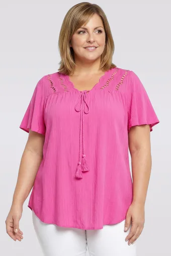 Camicetta rosa con cravatta