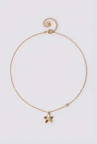 collana d'oro con ciondolo a forma di fiore