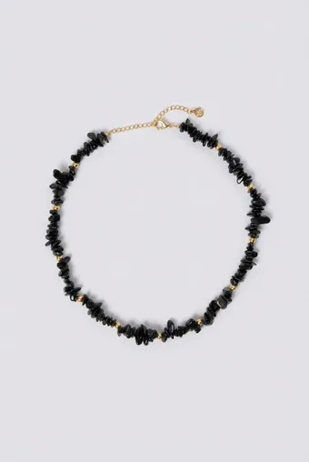 Collana con pietre nere