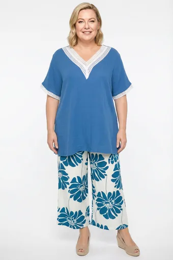 coordinato pantalone blu con fiori blu