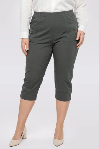 Pantaloni kaki a metà polpaccio