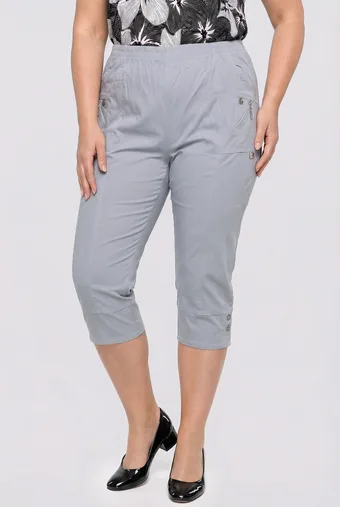 Pantaloni grigio chiaro a metà polpaccio