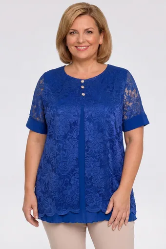 Camicetta color blu fiordaliso con cardigan di pizzo e bottoni dorati.