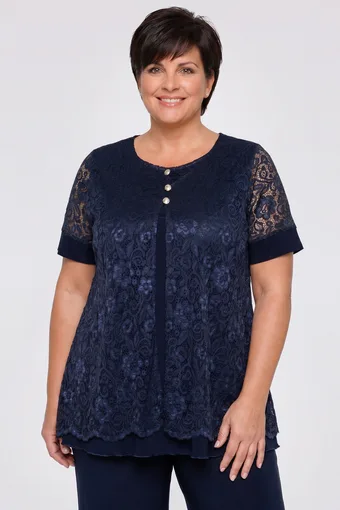 Camicetta blu navy con cardigan in pizzo e bottoni dorati.