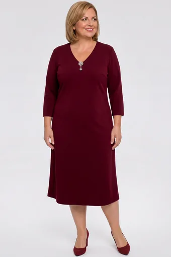 Abito formale bordeaux con spilla