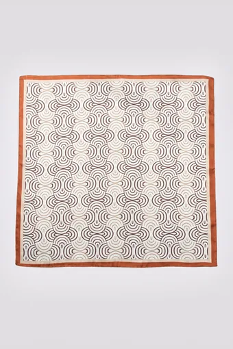 Foulard di seta marrone con motivo decorativo