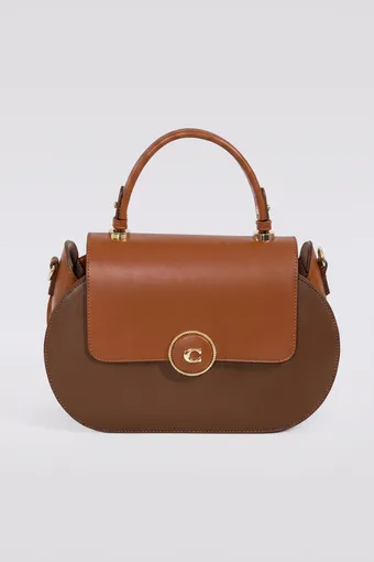 borsa marrone e portafoglio caramello
