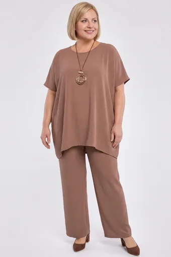 coordinato marrone con collana