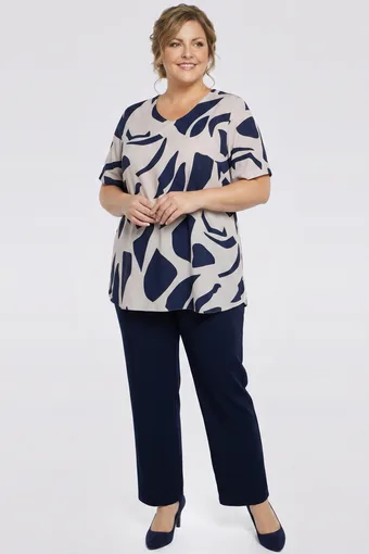 coordinato beige e blu navy con motivi blu navy