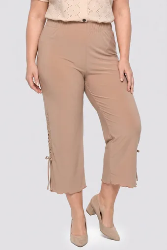 Pantaloni marrone chiaro con inserti traforati