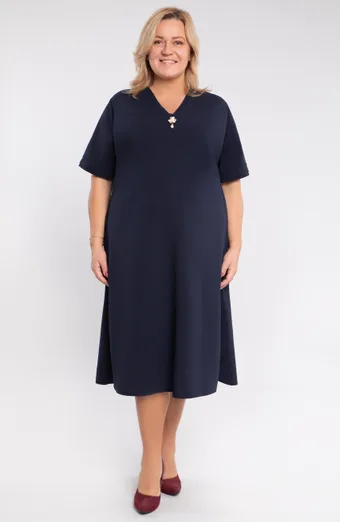 Abito blu navy con spilla