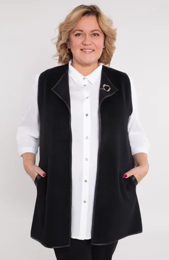 gilet nero con spilla