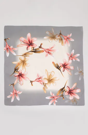 foulard grigia con fiori rosa
