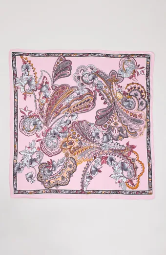 foulard rosa con ornamenti