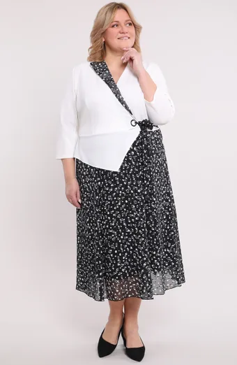Un vestito come una giacca con macchie bianche