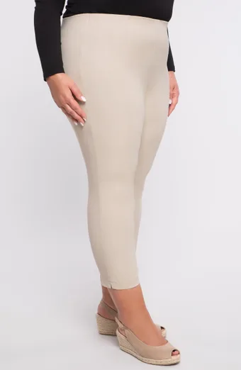 Pantaloni beige lunghi fino a metà polpaccio