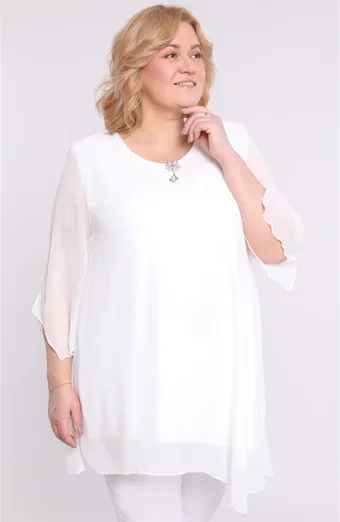 Tunica in chiffon bianco con spilla
