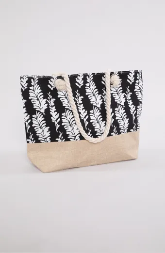 borsa nera con foglie di palma bianche