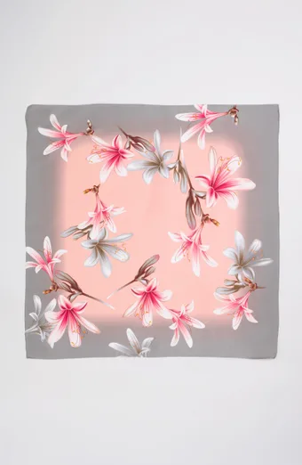 foulard grigia e rosa con un fiore