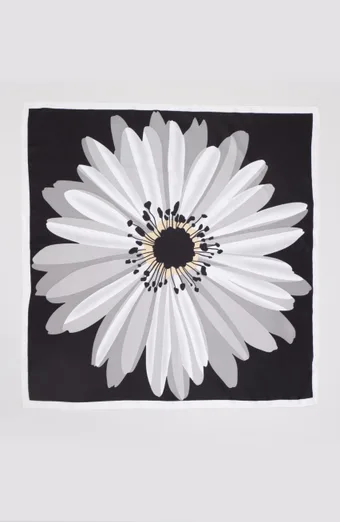 foulard bianca e nera con un fiore