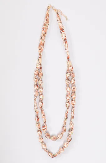 Collana realizzata con coralli colorati