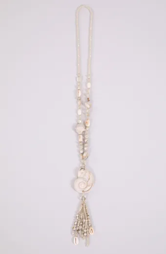 collana di conchiglie beige