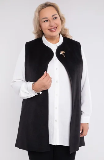 Gilet nero con spilla