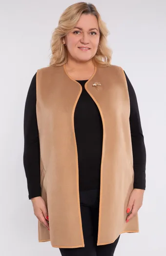 Gilet beige con spilla