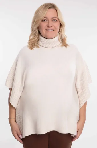 poncho color crema con collo alto