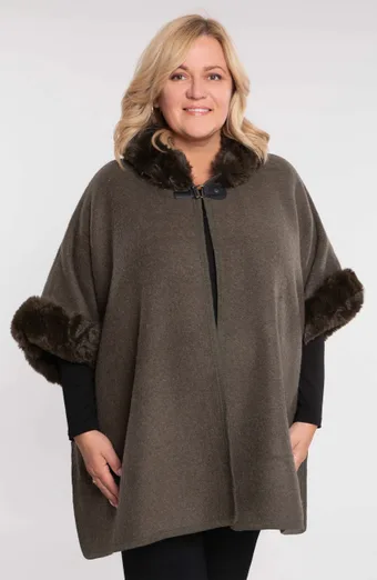 poncho di pelliccia color cachi