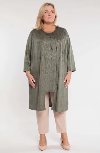Tunica verde con cardigan leggero