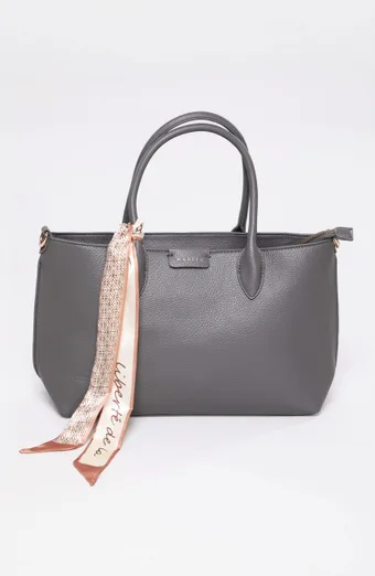 borsa grigia con sciarpa