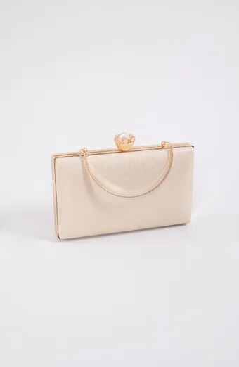 borsa dorata con chiusura decorativa