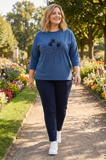 Tuta blu con applicazioni floreali