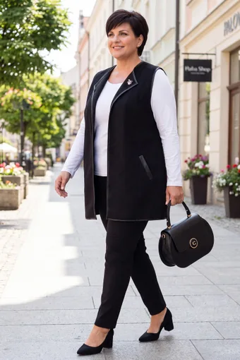 gilet nero con spilla