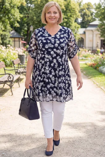 Tunica di pizzo blu navy con fiori bianchi