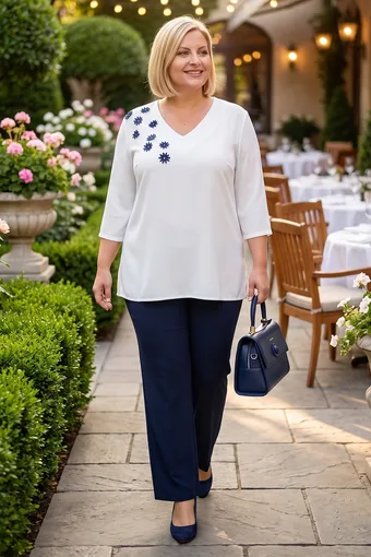 Camicetta bianca con fiori blu navy