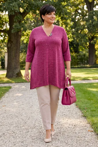 maglione rosa con spilla