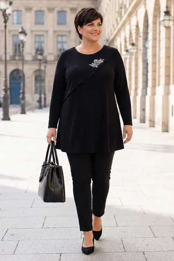 maglione nero caldo con un fiore lucido