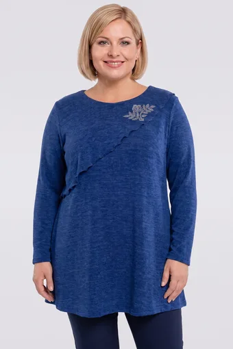 Un caldo maglione blu fiordaliso con un fiore lucido