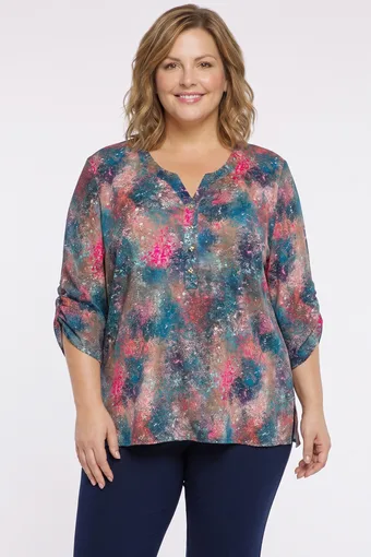 Una calda blusa con motivi verdi e rosa