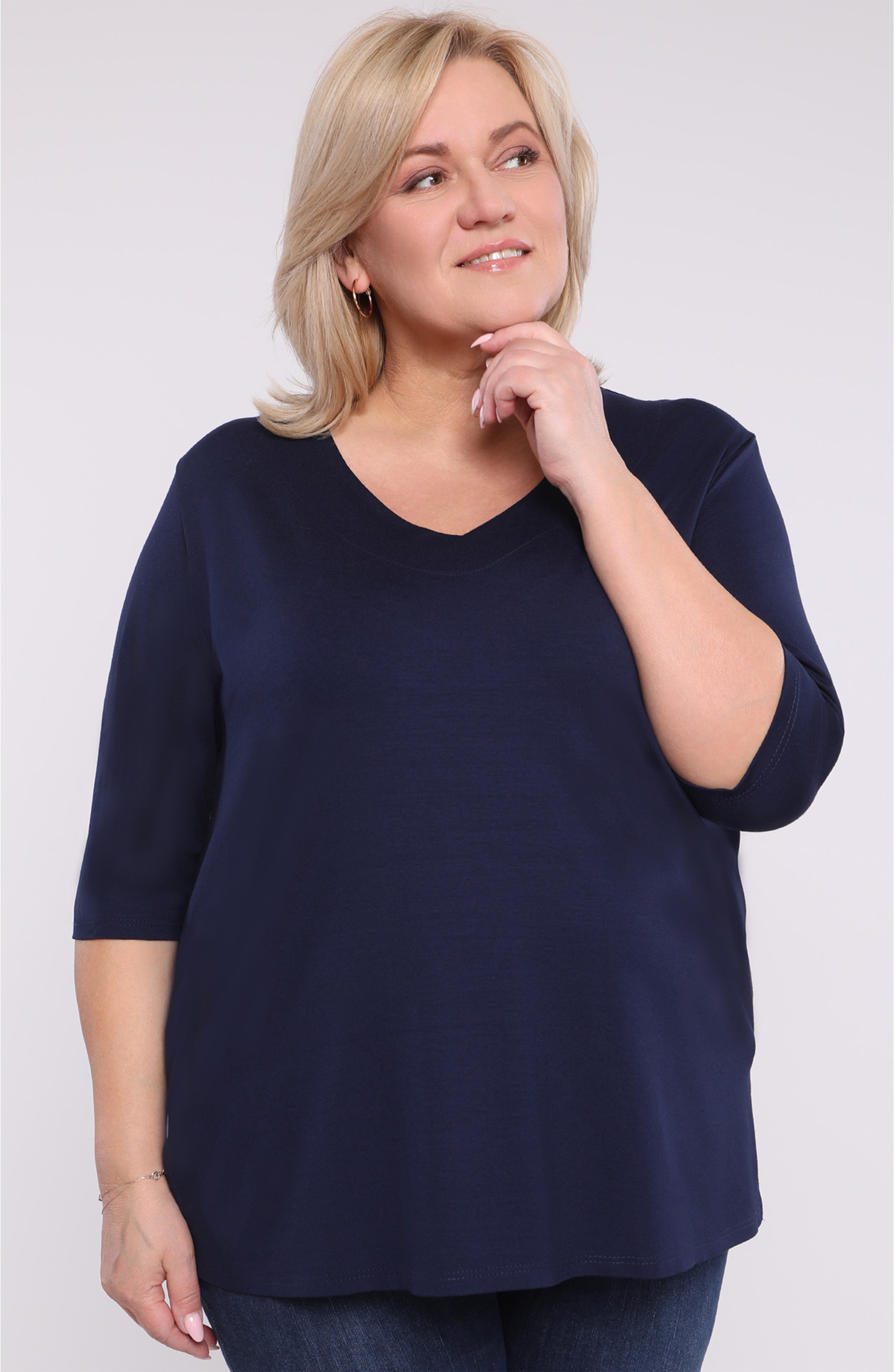 Blusa blu navy semplice con scollo a V