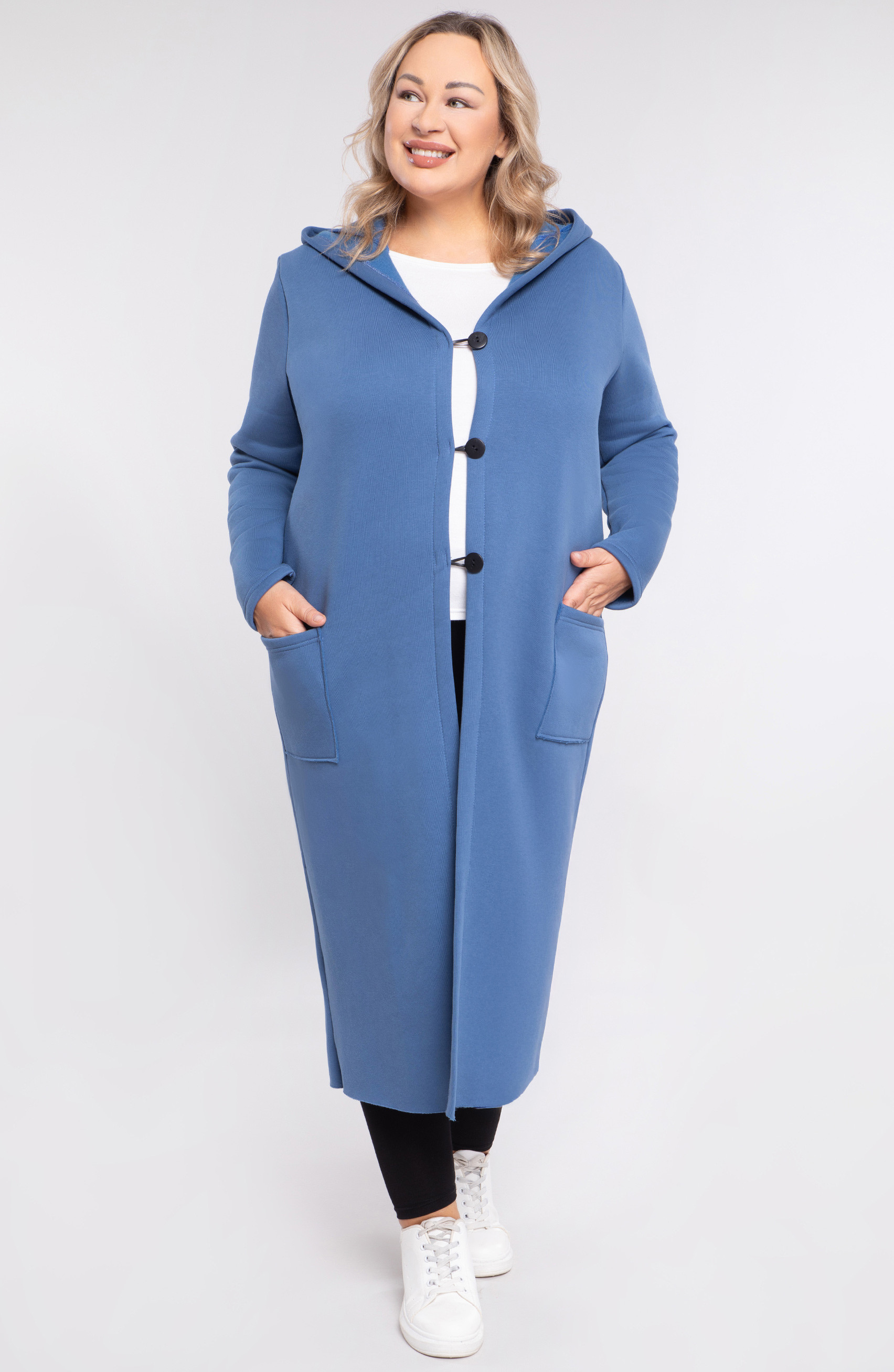 Blusa lunga e calda blu con bottoni