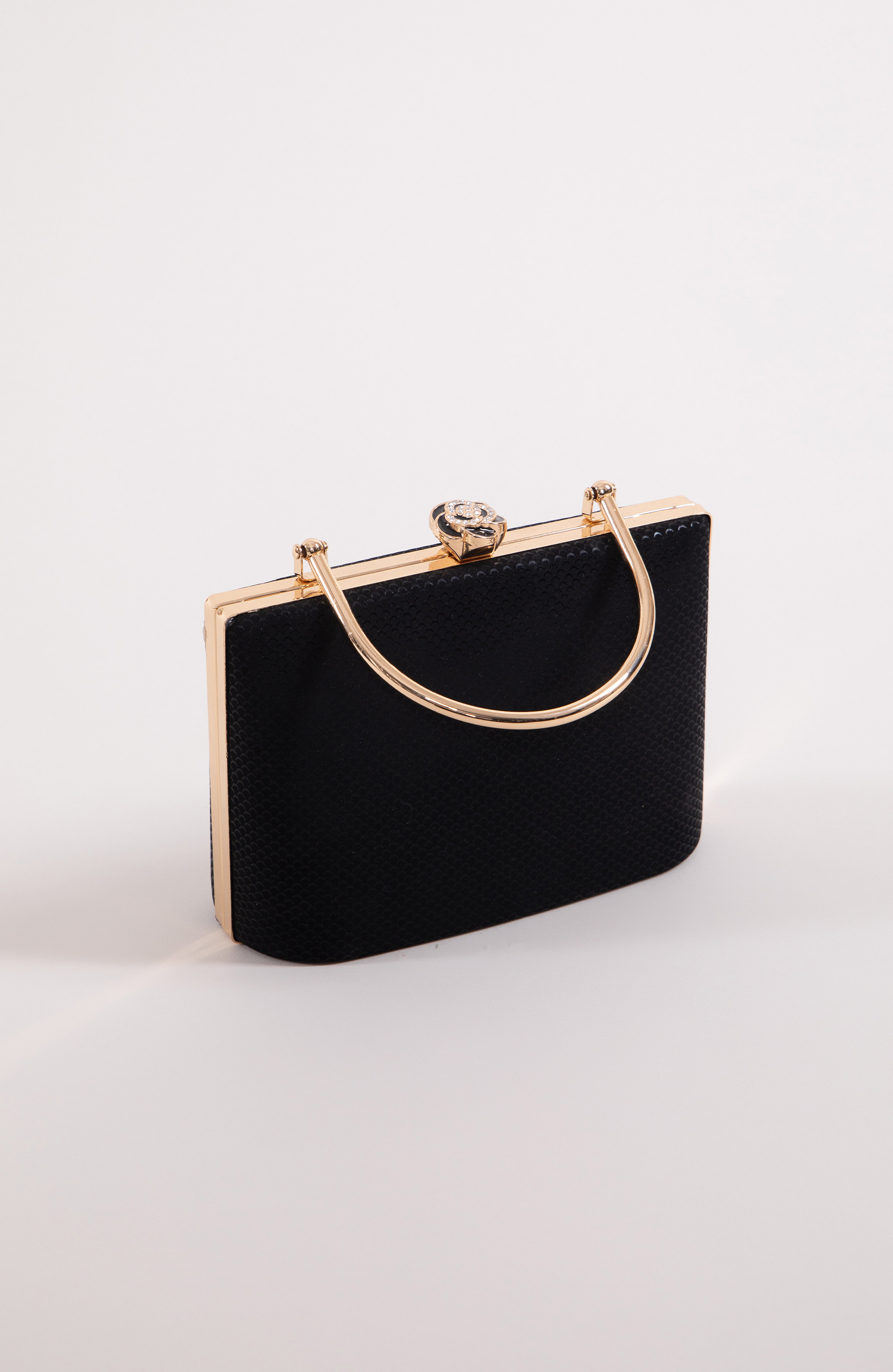 Borsa nera con chiusura decorativa
