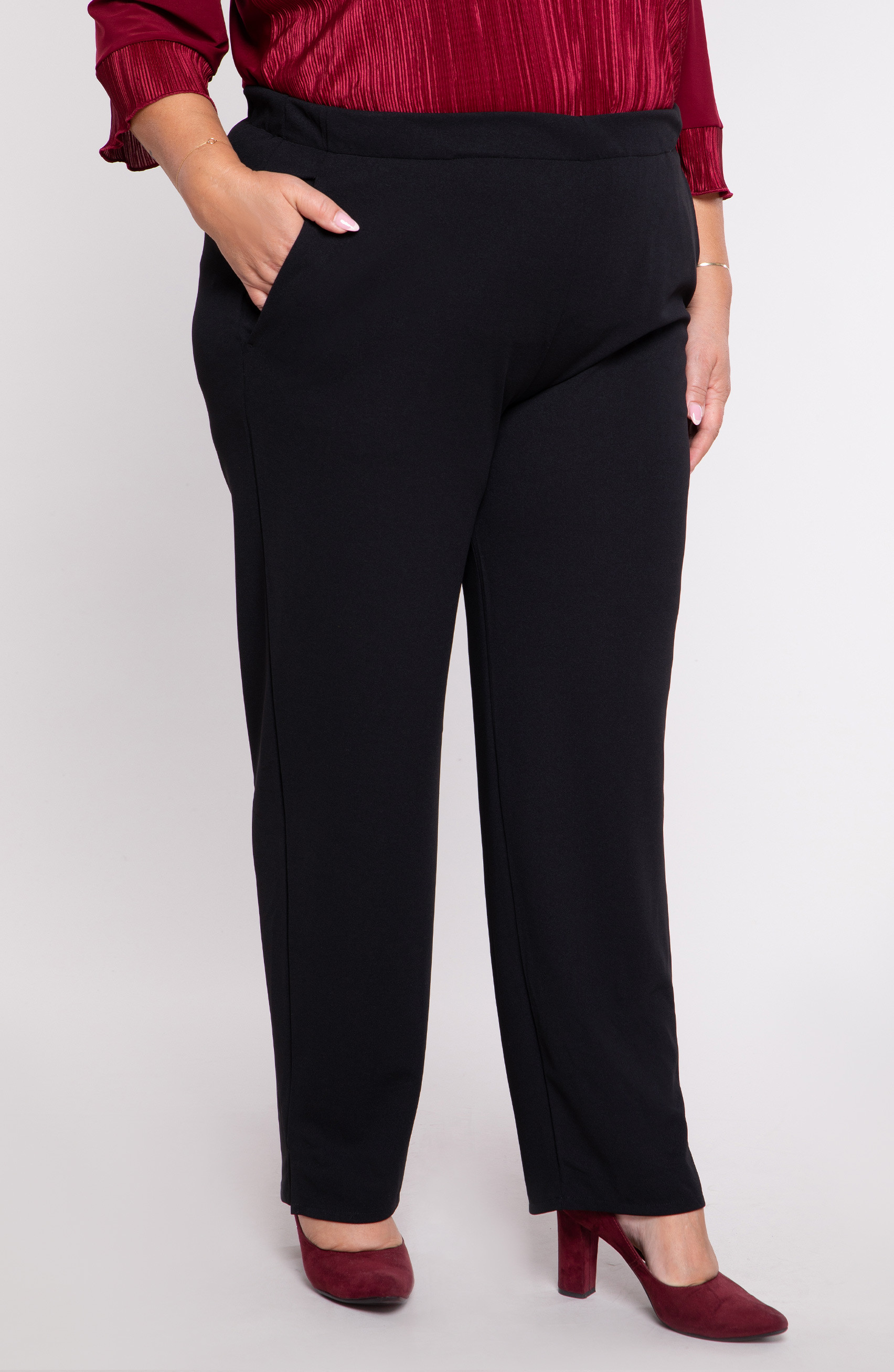 Pantaloni neri con spacco sulla gamba