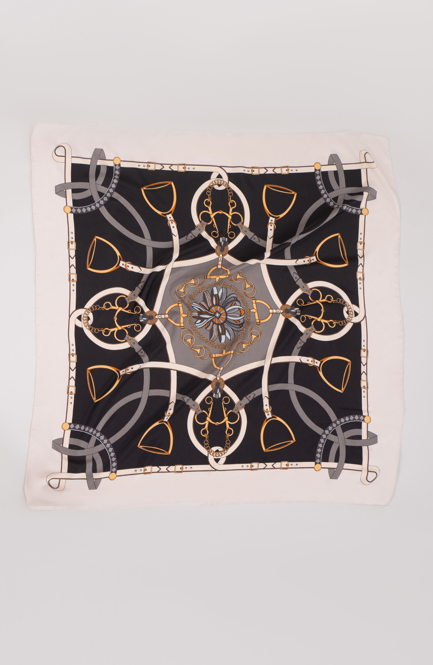 foulard nera con motivi dorati e beige